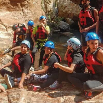 Aventureros en rappel en un cañón de Guanajuato con equipo de seguridad.