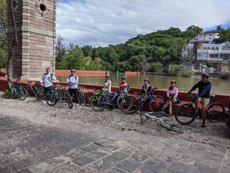 Grupo de ciclistas en Guanajuato disfrutando del paisaje y la historia local.