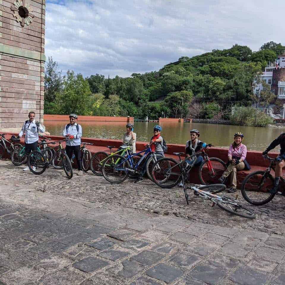 Grupo de ciclistas en Guanajuato disfrutando del paisaje y la historia local.