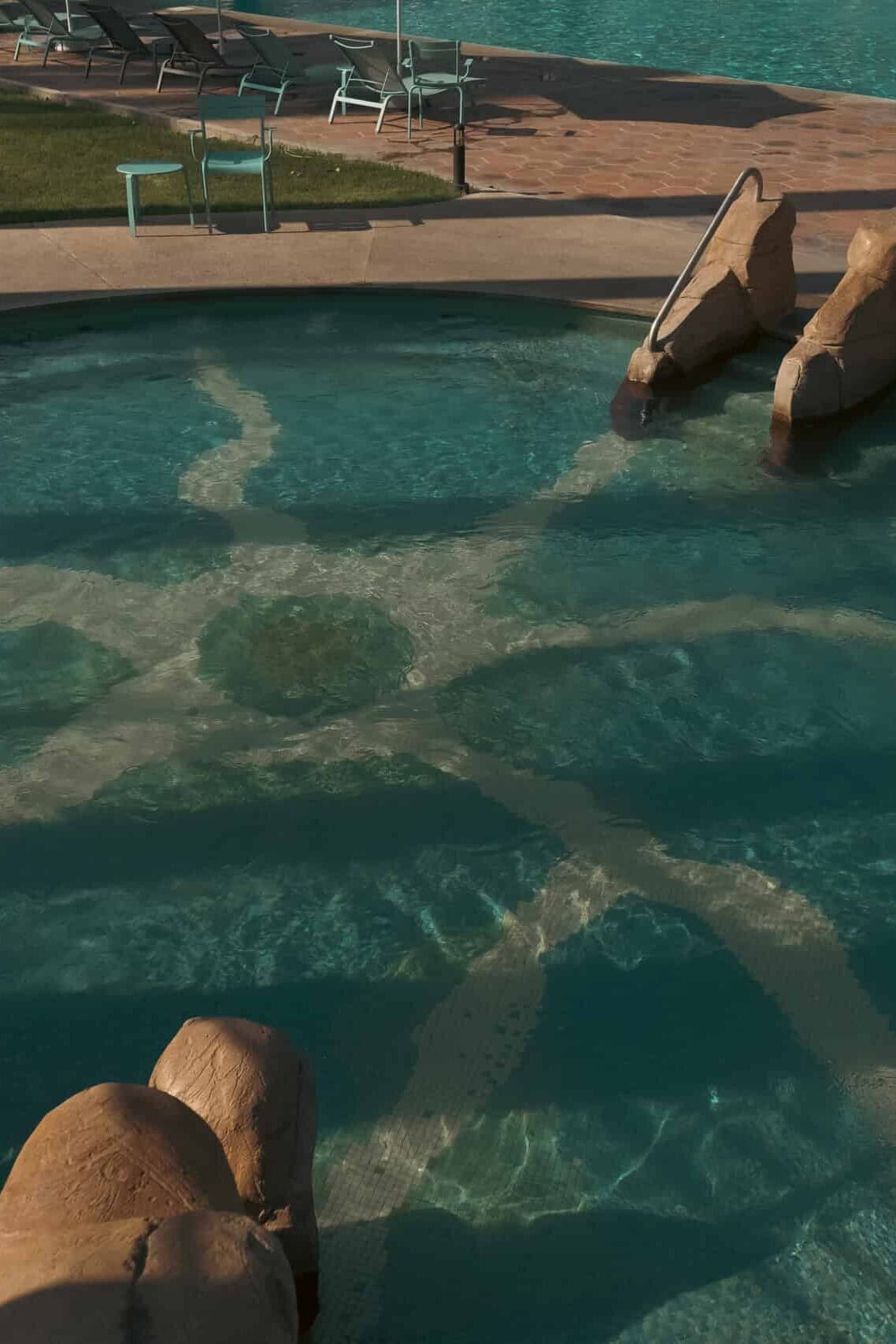 Piscina con diseño de estrella en Hotel y Parque Acuático La Caldera.
