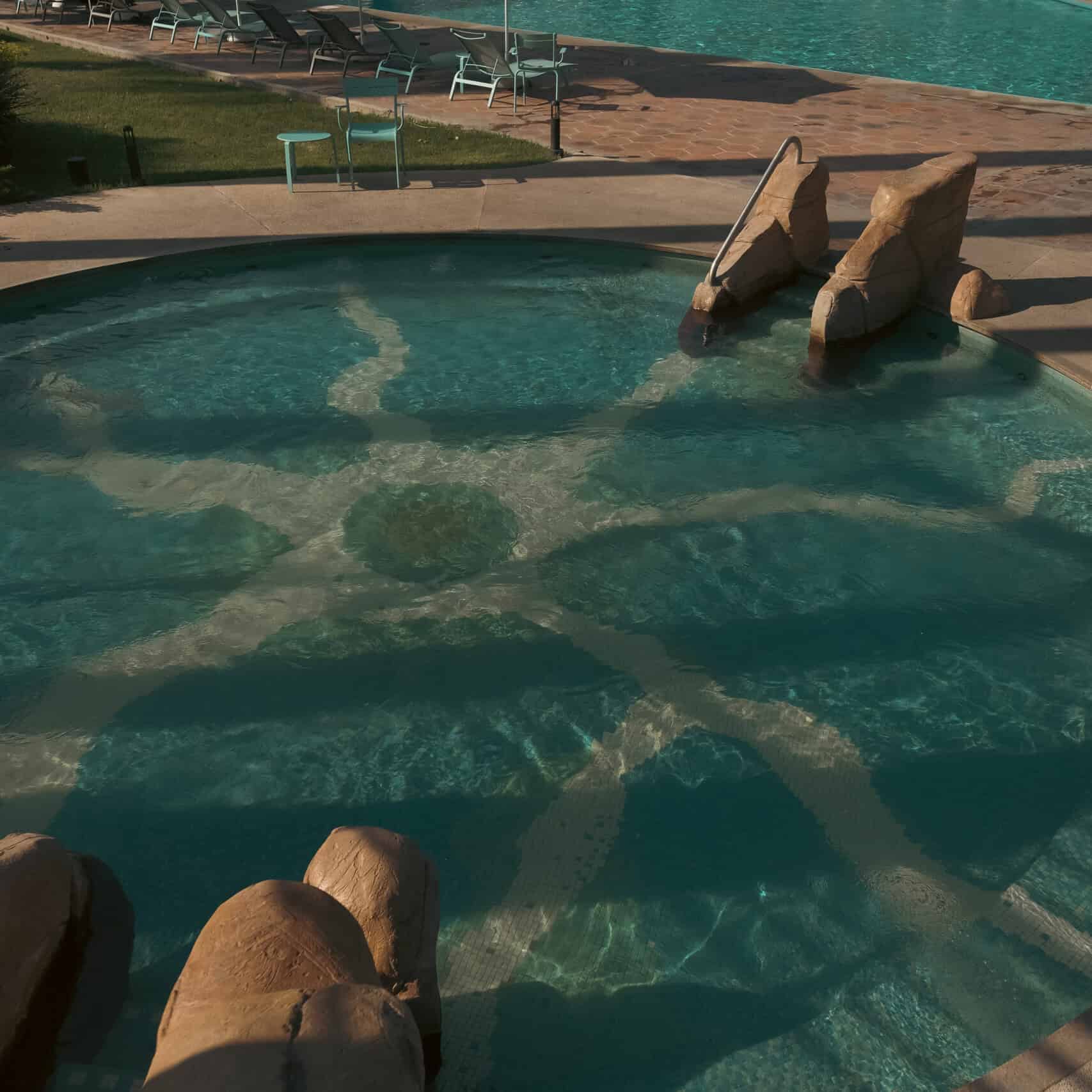 Piscina con diseño de estrella en Hotel y Parque Acuático La Caldera.