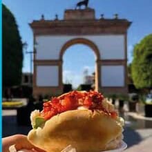 Deliciosa torta en Guanajuato con monumento en el fondo.
