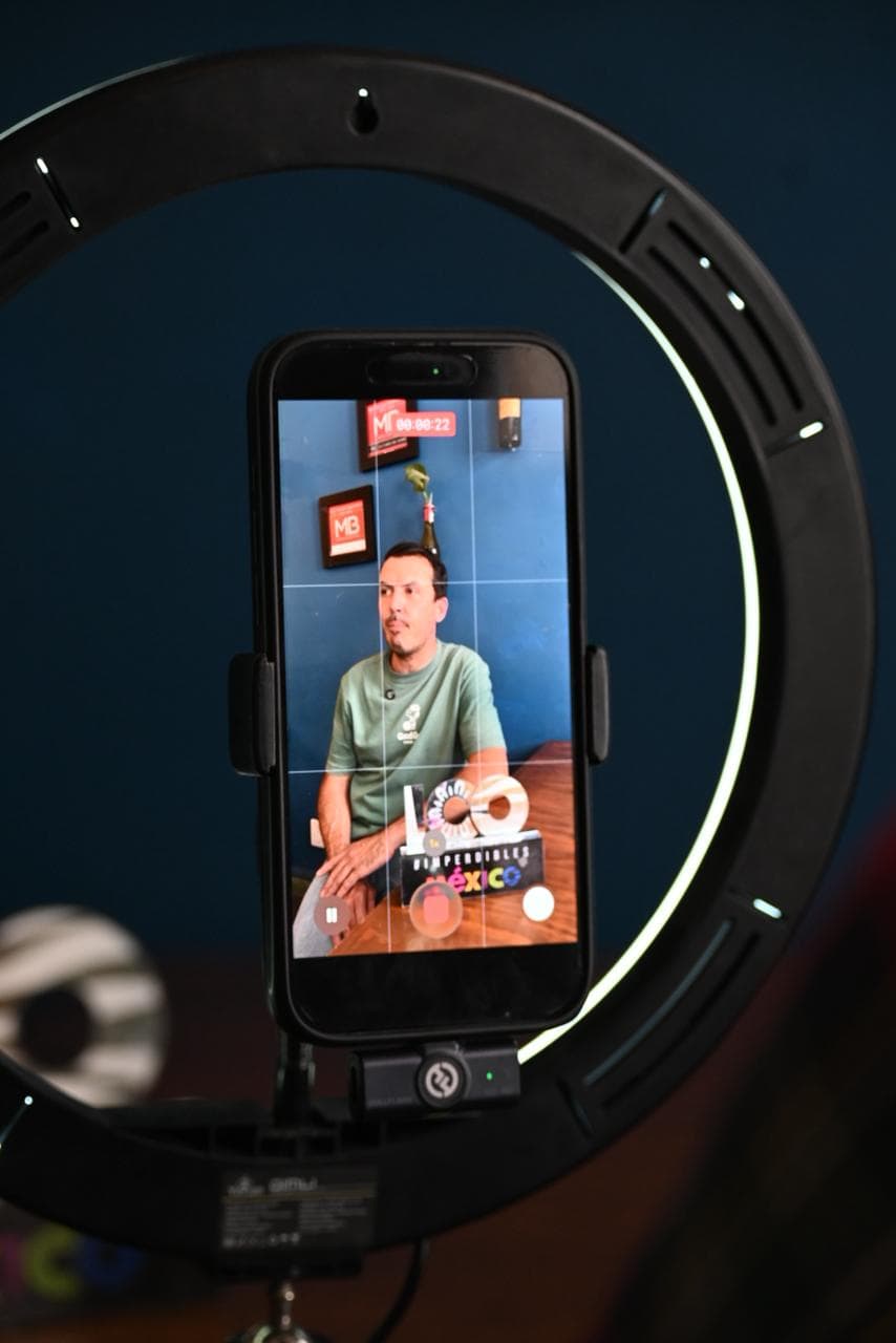 Persona grabando un video en un estudio con anillo de luz en Guanajuato, M&eacute;xico.
