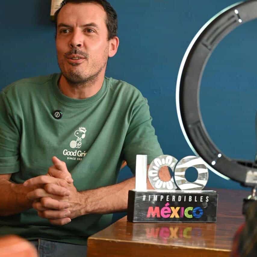 Comunicador en grabación para contenido digital en un estudio, con anillo de luz y teléfono móvil, e.
