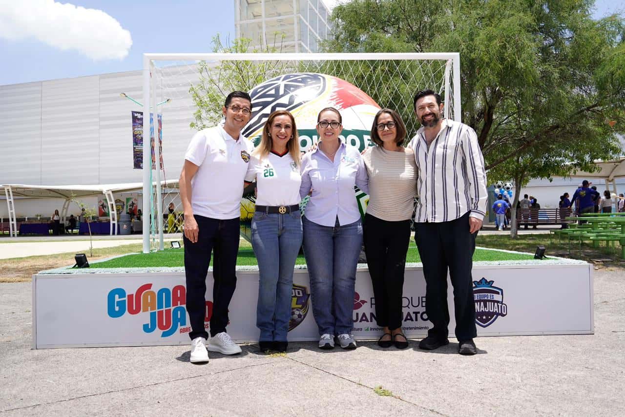 Turistas en Guanajuato disfrutando de actividades deportivas y culturales en un evento al aire libre.