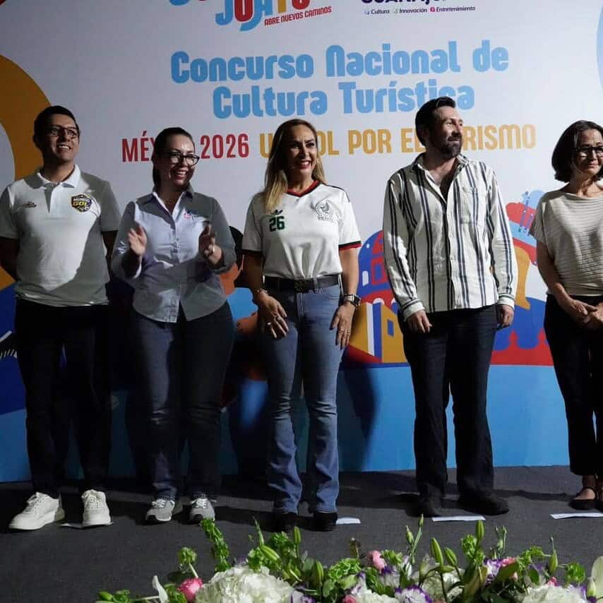 Estudiantes participando en concurso de cultura turística en Guanajuato, evento nacional para promov.