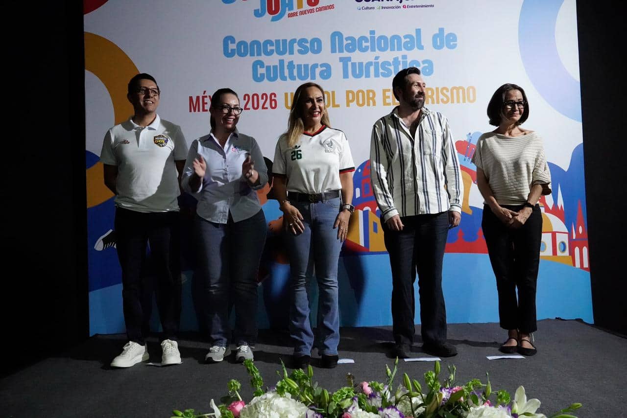 Estudiantes participando en concurso de cultura turística en Guanajuato, evento nacional para promov.
