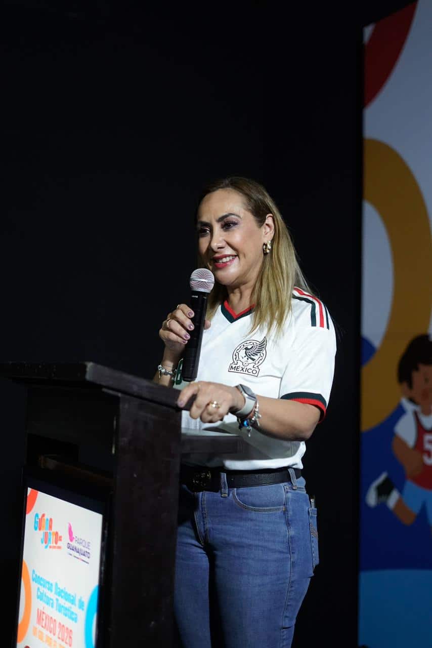 Discurso de mujer en evento deportivo en Guanajuato, México, promoviendo turismo y cultura local.