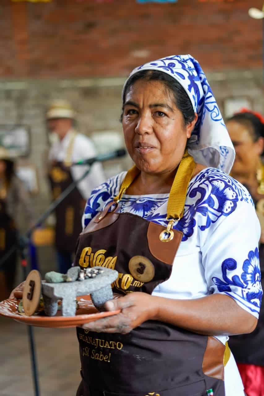 Mujer ind&iacute;gena en Guanajuato con vestimenta tradicional y artesan&iacute;as.