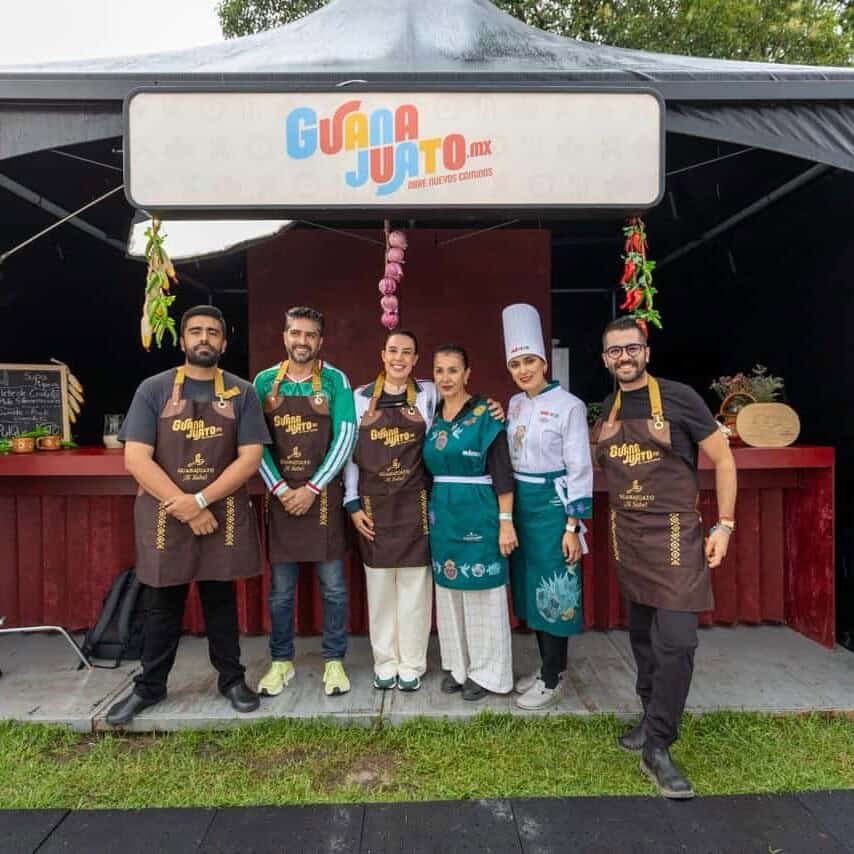 Equipo de chefs y organizadores en stand de gastronomía en Guanajuato.