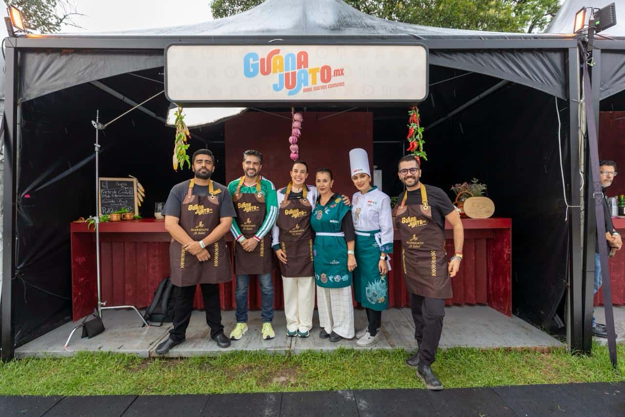 Equipo de chefs y organizadores en stand de gastronomía en Guanajuato.