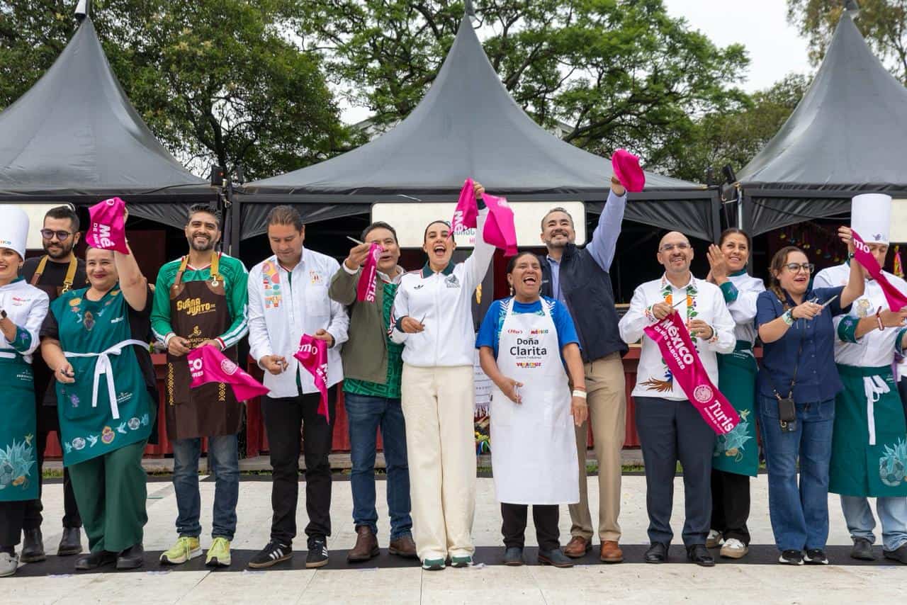 Participantes en evento culinario en Guanajuato con chefs y chefs en un festival de comida.