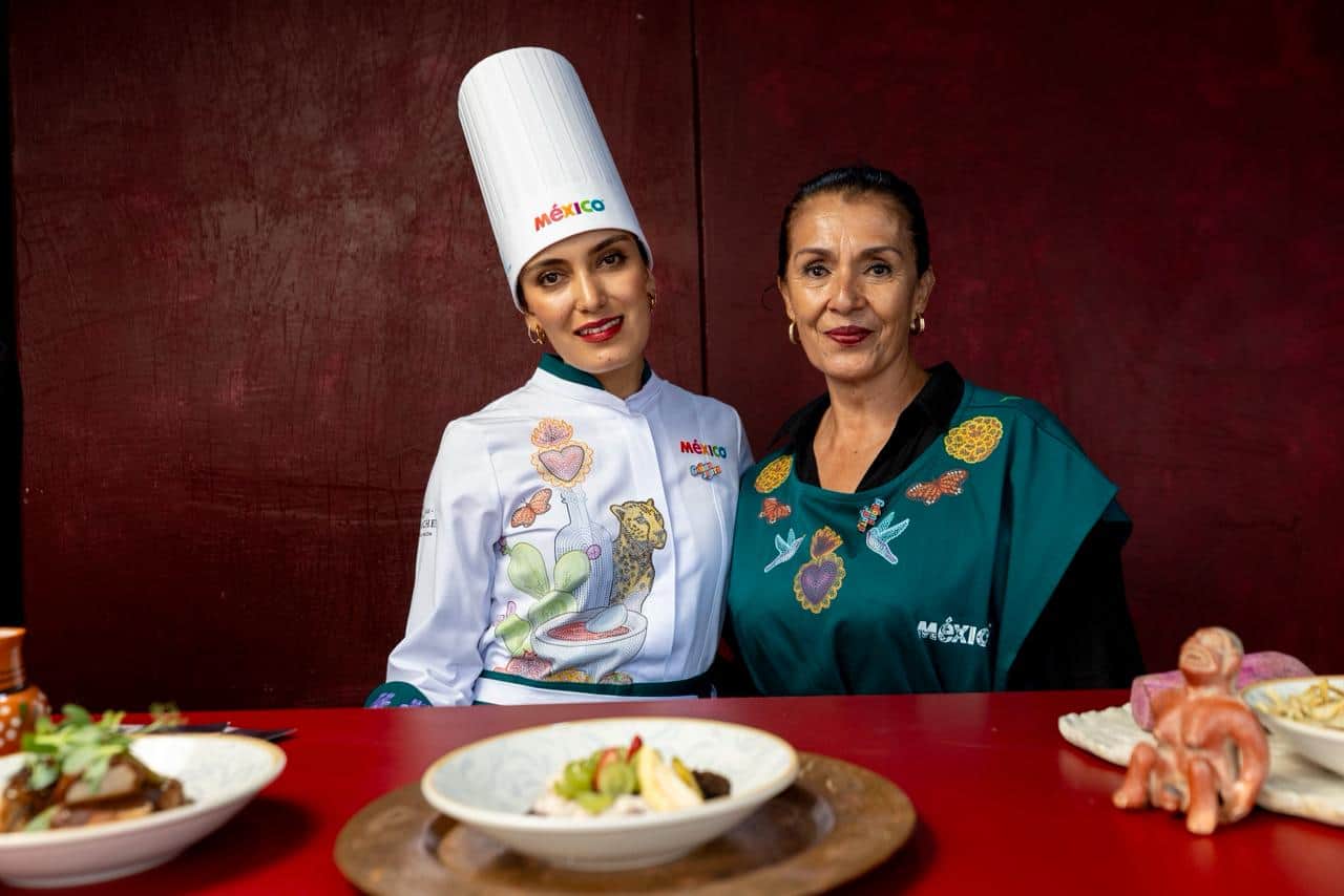Chefs en Guanajuato mostrando gastronom&iacute;a local en evento de turismo.