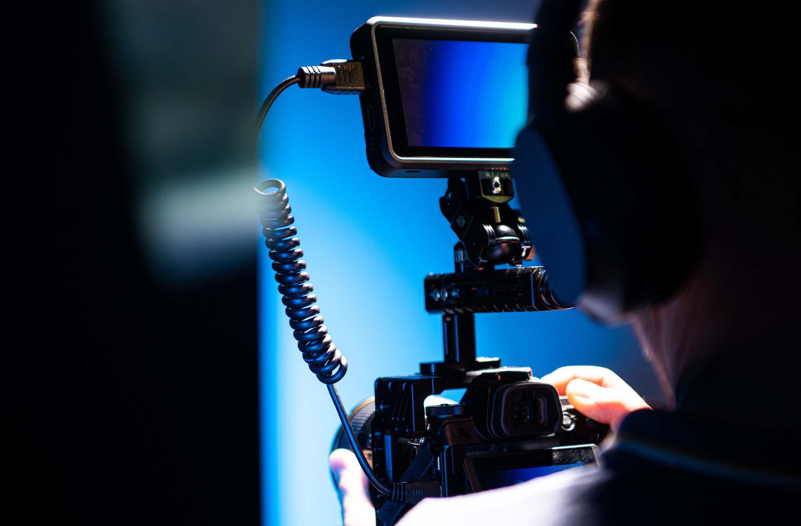 Cámara profesional grabando contenido turístico en Guanajuato, México.