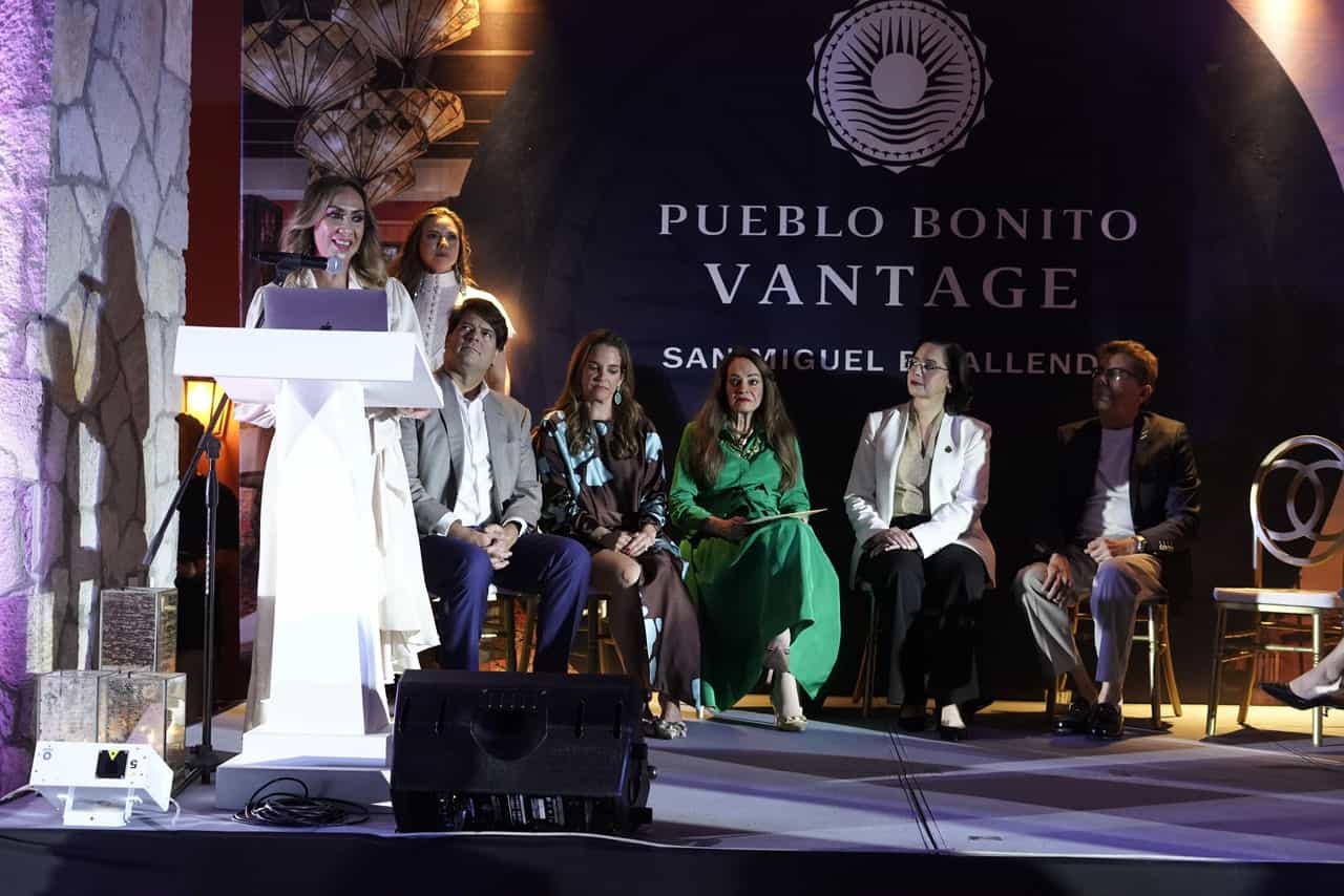 Elegantes participantes en evento cultural en Guanajuato, promoviendo turismo y tradiciones mexicana.