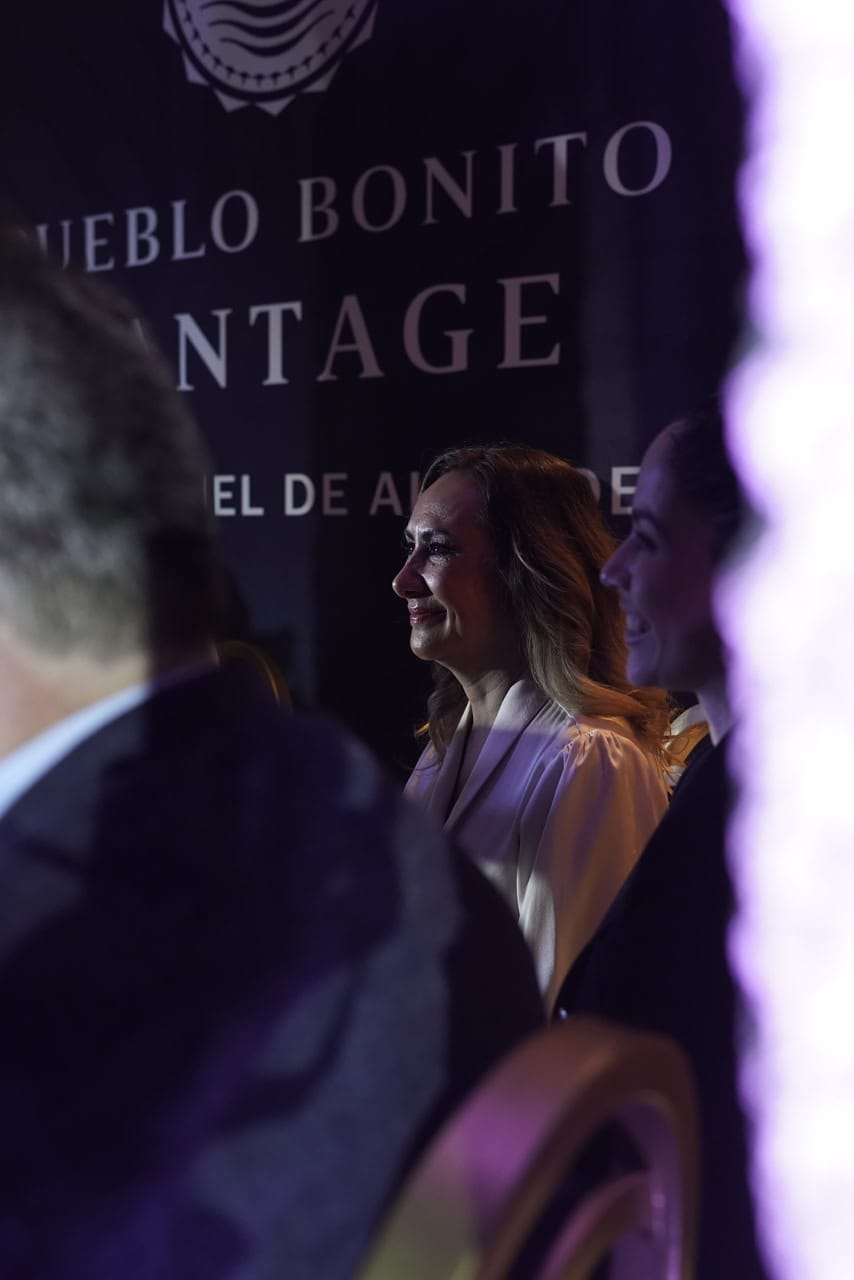 Disfrutando de un evento cultural en Guanajuato, con ambiente festivo y participación de la comunida.