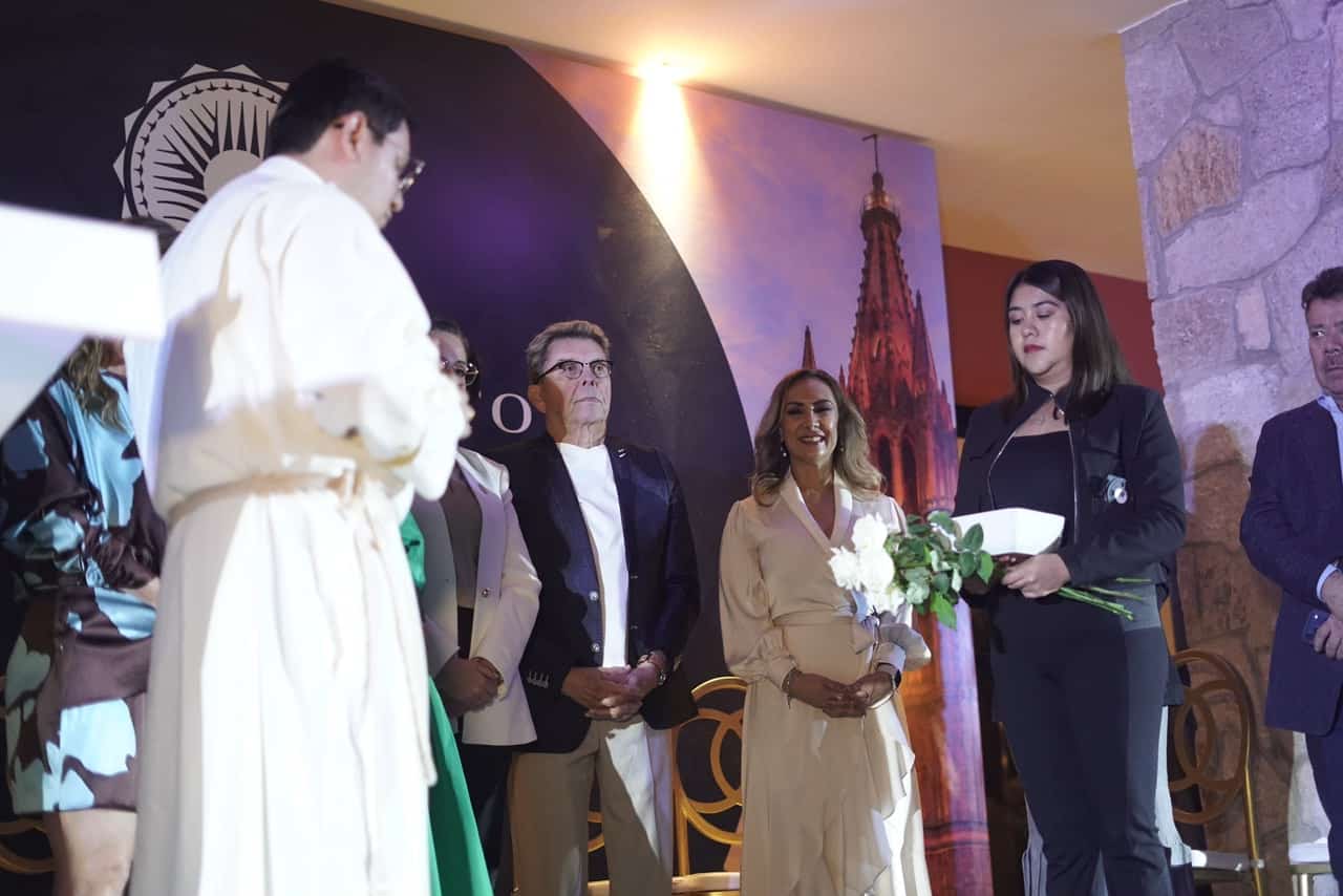Personas en ceremonia cultural en Guanajuato, México, durante evento oficial de turismo.