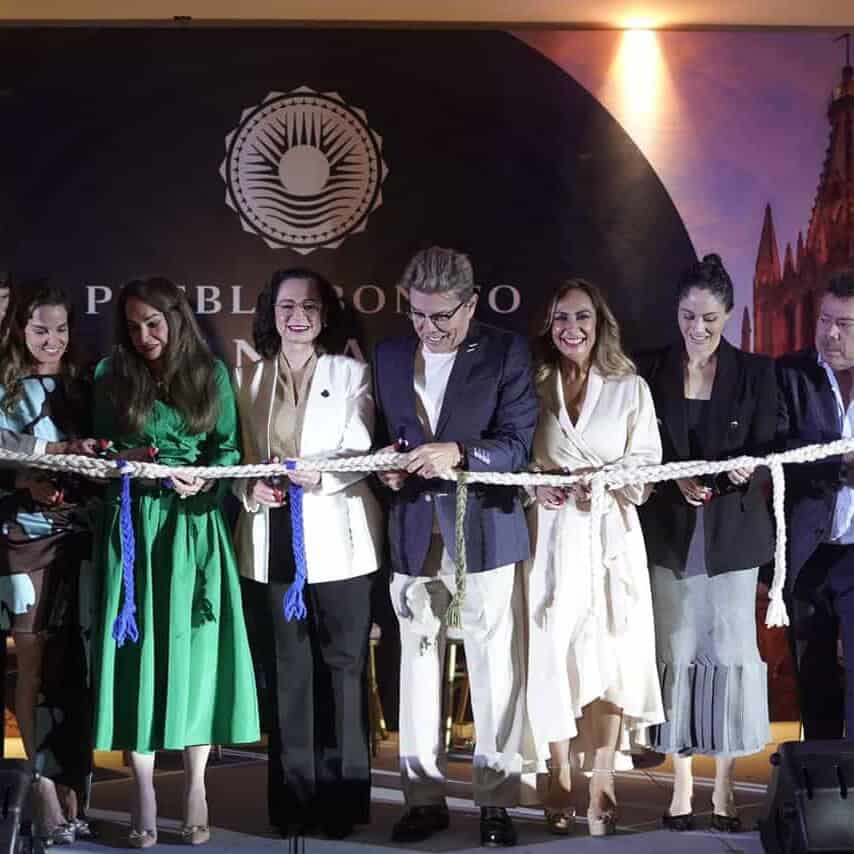 Corte de cinta en evento oficial de turismo en Guanajuato, celebración cultural y promoción del dest.