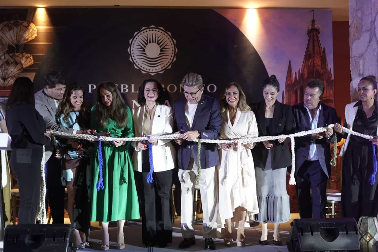 Corte de cinta en evento oficial de turismo en Guanajuato, celebración cultural y promoción del dest.