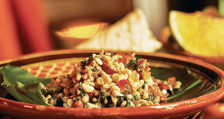 Ensalada de amaranto y semillas con tomate y cebolla, típica de Guanajuato.