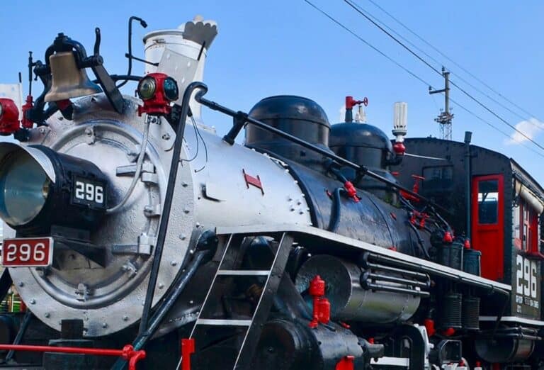 Locomotora antigua en un día soleado en Guanajuato, México.