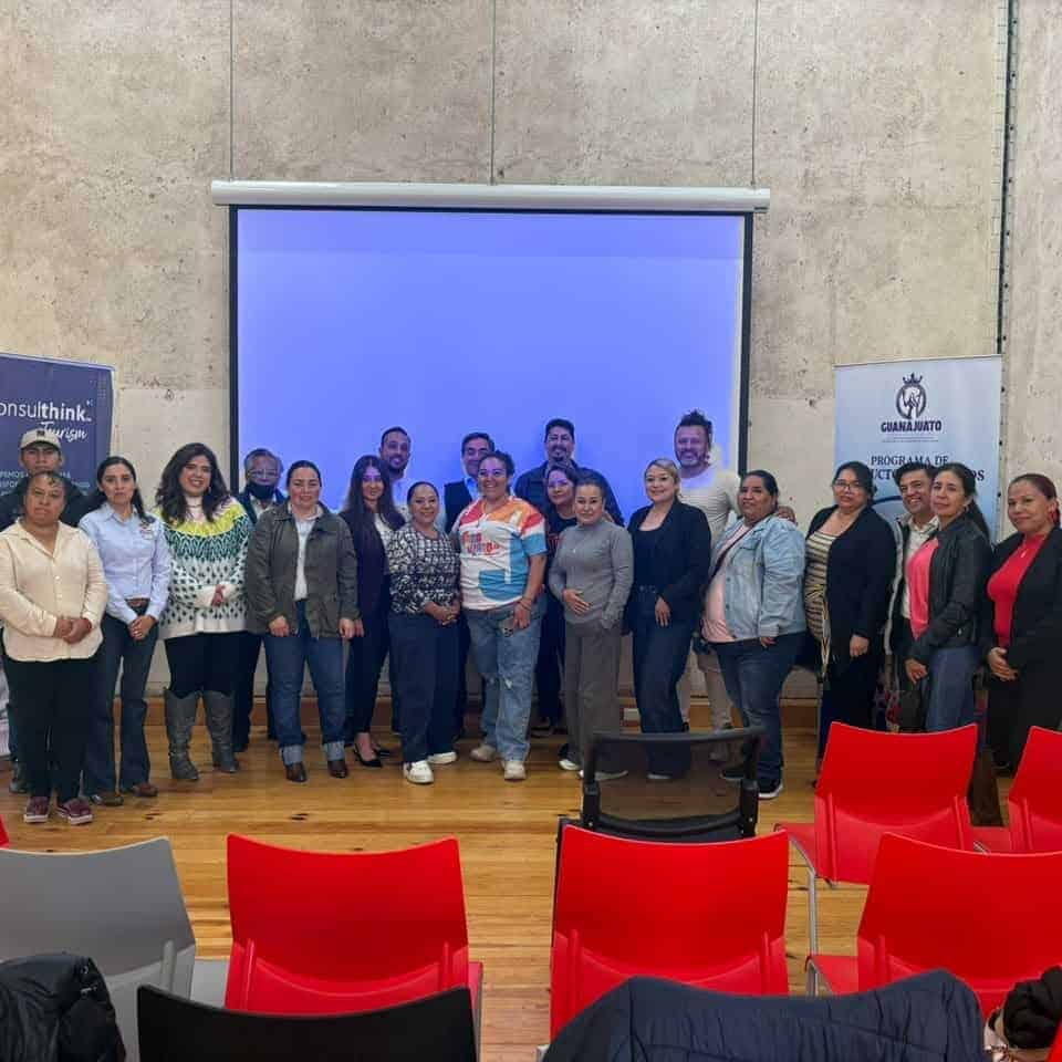 Grupo de operadores turísticos en capacitación sobre nuevas rutas en Guanajuato.