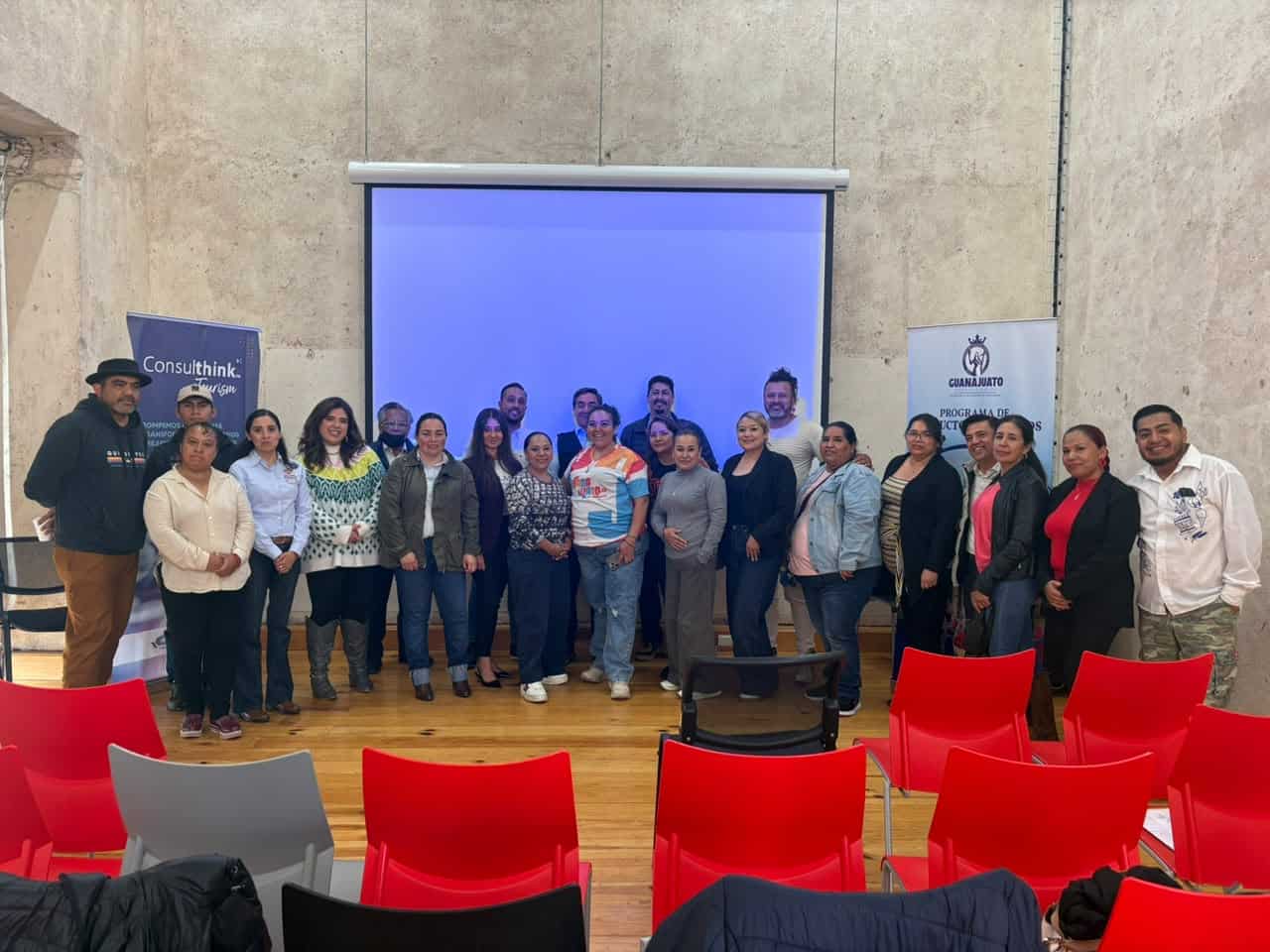 Group of tour operators in training on new routes in Guanajuato.