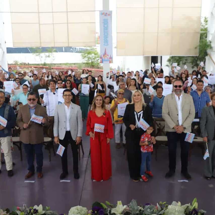 Participantes en ceremonia de certificación turística en Guanajuato.