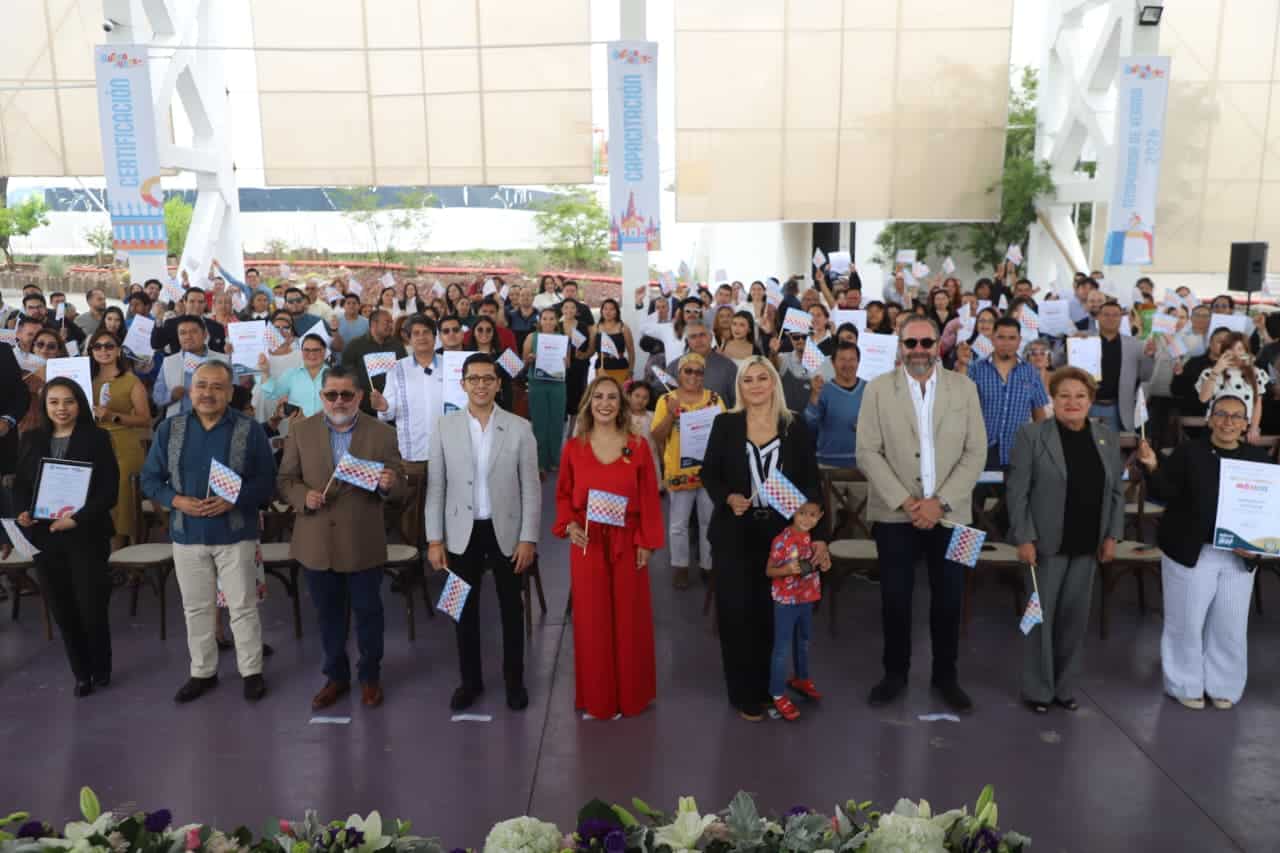 Participantes en ceremonia de certificación turística en Guanajuato.
