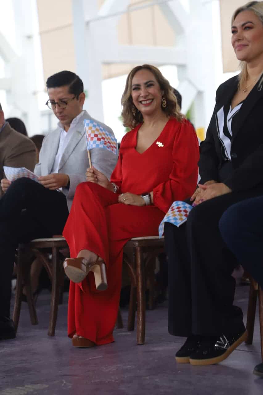 Mujer en evento tur&iacute;stico de Guanajuato con certificaciones y capacitaci&oacute;n.