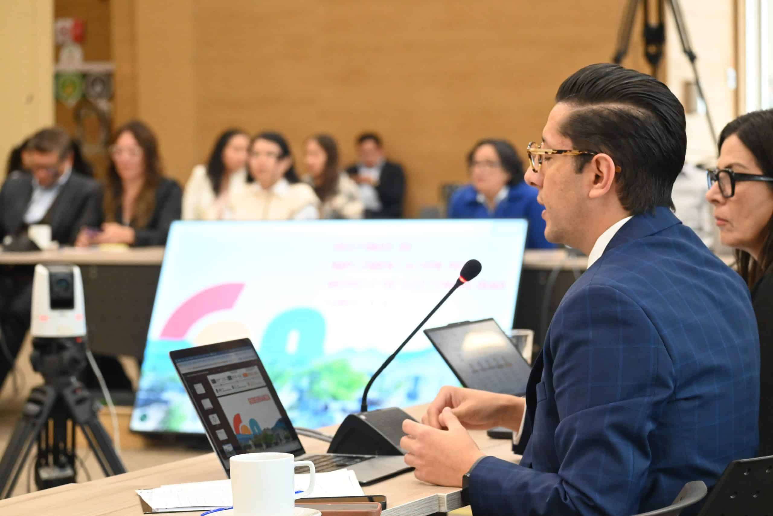 Reuni&oacute;n de autoridades en evento de turismo en Guanajuato.