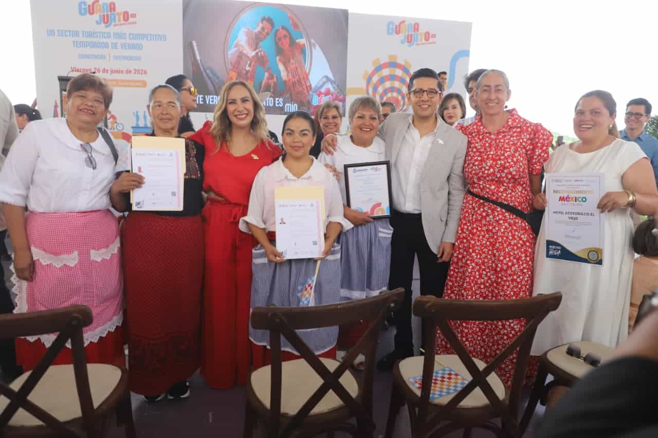 Personas recibiendo certificaciones en evento tur&iacute;stico en Guanajuato.