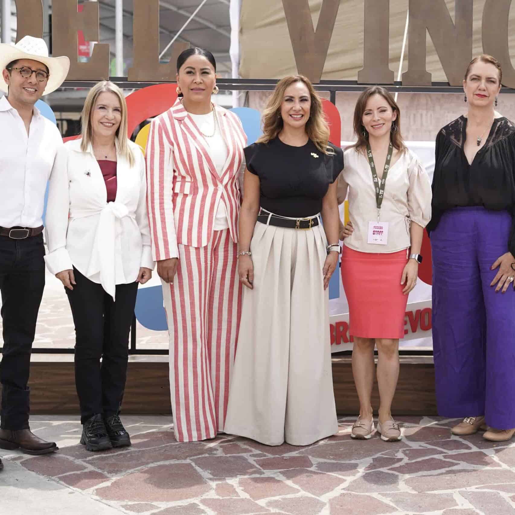 Disfrutando del turismo en Guanajuato con un grupo diverso en un evento cultural.