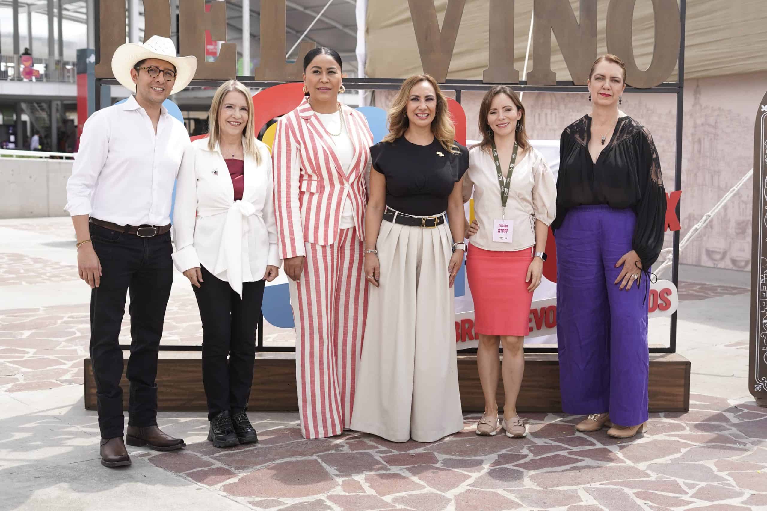 Disfrutando del turismo en Guanajuato con un grupo diverso en un evento cultural.