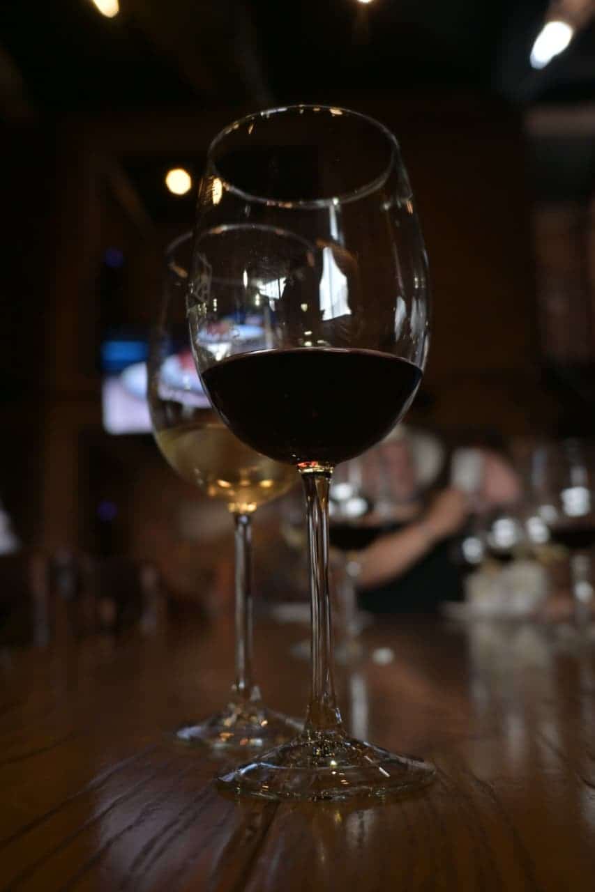 Vino tinto en copa en un ambiente de bar en Guanajuato, M&eacute;xico.
