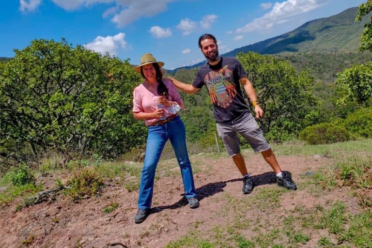 Pareja disfrutando de la naturaleza en Guanajuato, turismo en Cacomixtle.