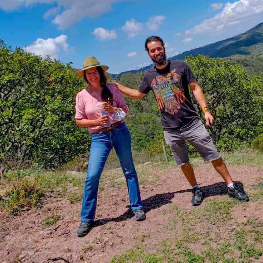 Pareja disfrutando de la naturaleza en Guanajuato, turismo en Cacomixtle.