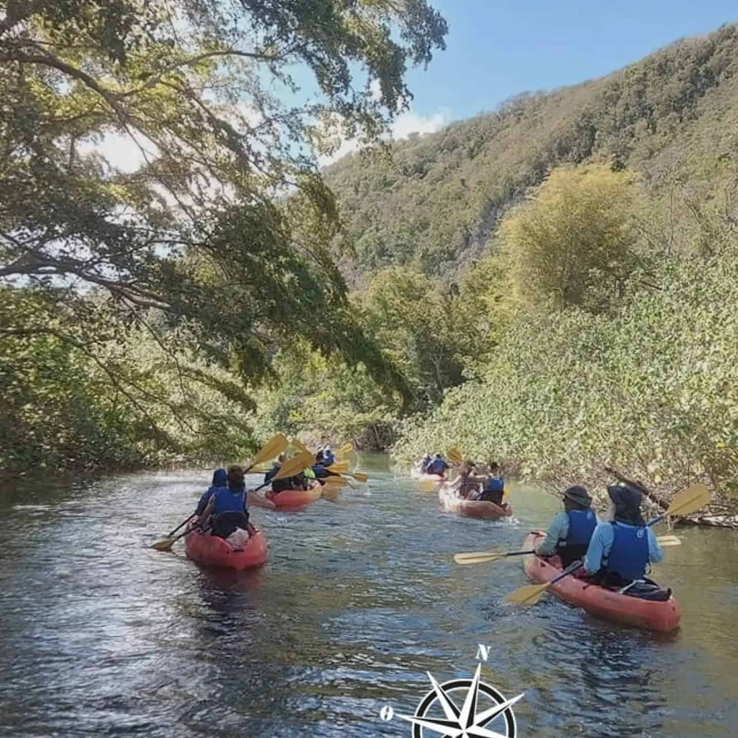 Aventureros haciendo rafting en el río Guanajuato con paisaje natural.
