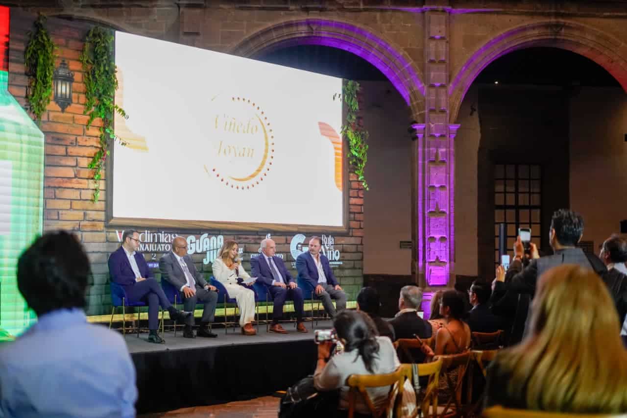 Panel de expertos en turismo en Guanajuato durante conferencia en un evento oficial.