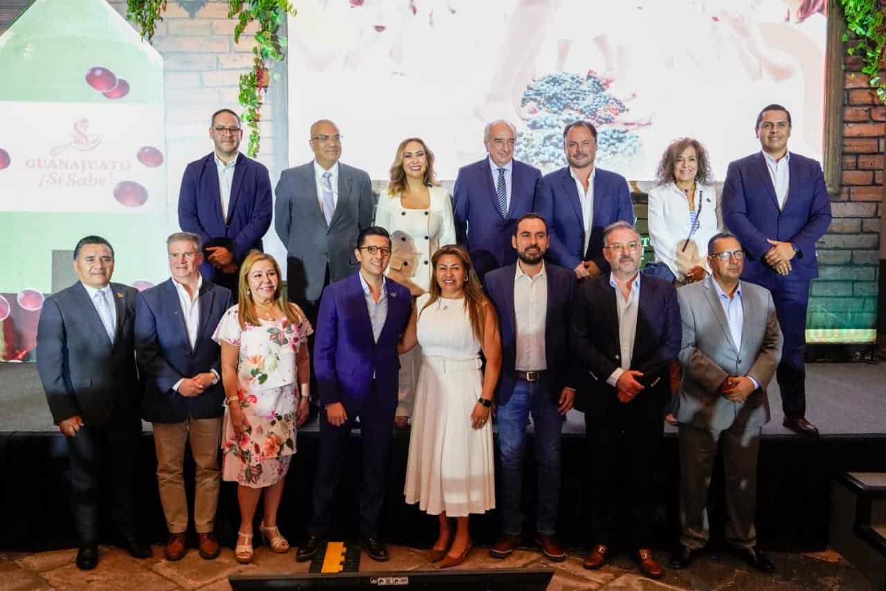 Autoridades y empresarios en Guanajuato promoviendo turismo y crecimiento económico.