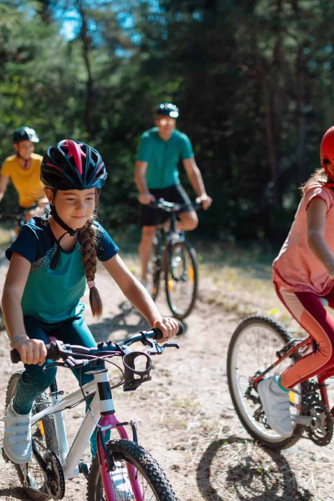 Disfruta del turismo en Guanajuato con familias pedaleando en bicicleta por senderos naturales.
