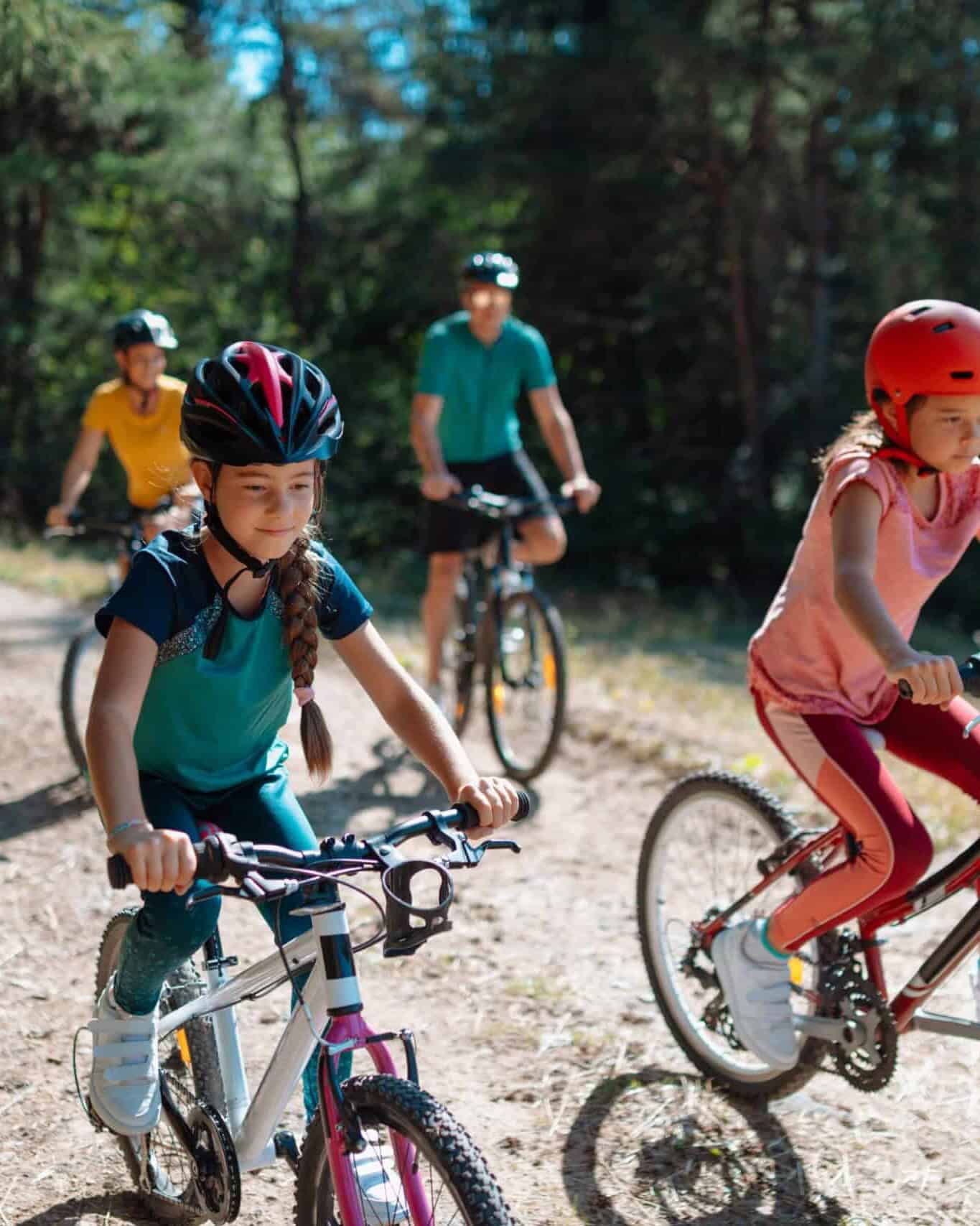 Disfruta del turismo en Guanajuato con familias pedaleando en bicicleta por senderos naturales.