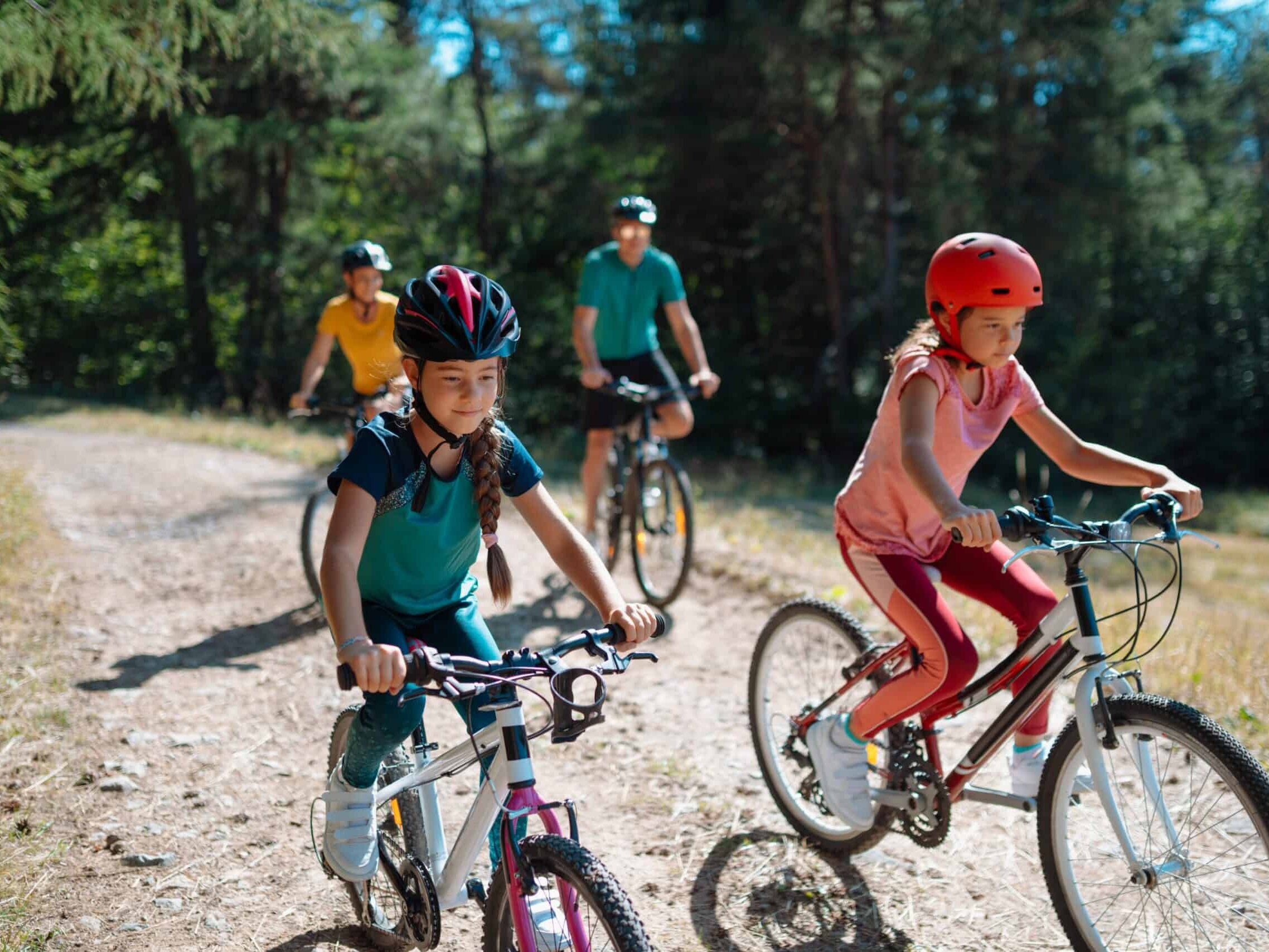 Disfruta del turismo en Guanajuato con familias pedaleando en bicicleta por senderos naturales.