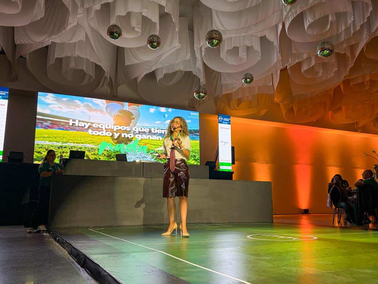 Turismo en Guanajuato: evento cultural con presentadora en escenario moderno y decoraciones art&iacute;stic.