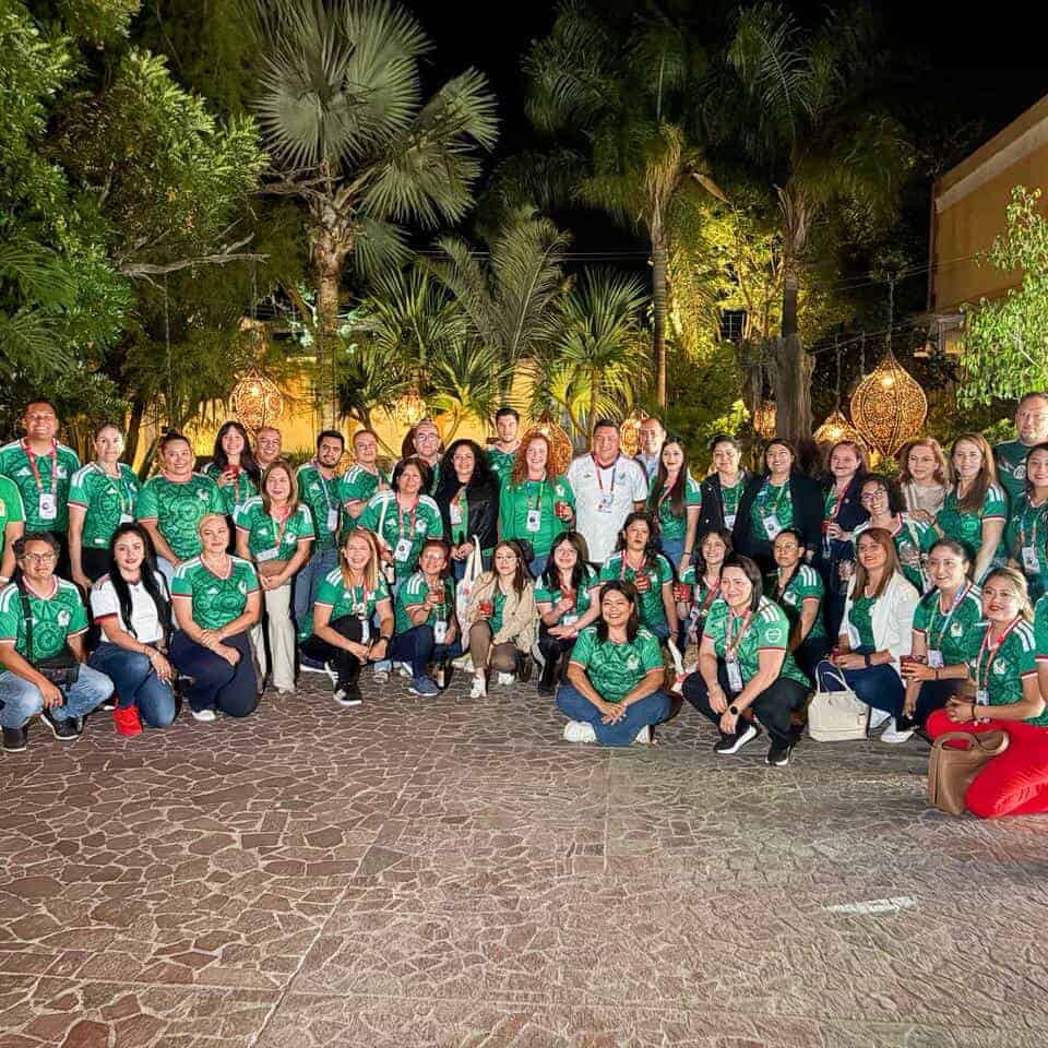 Grupo de turistas en Guanajuato disfrutando de la belleza y cultura local.