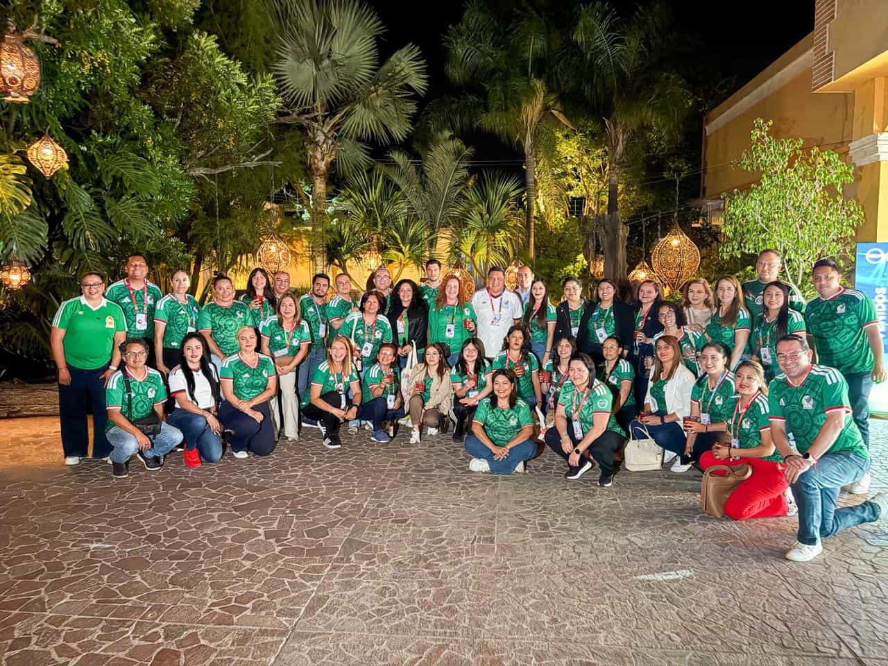 Grupo de turistas en Guanajuato disfrutando de la belleza y cultura local.