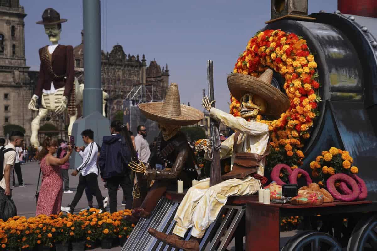 Calaveras de az&uacute;car decoradas en desfile tradicional en Guanajuato.