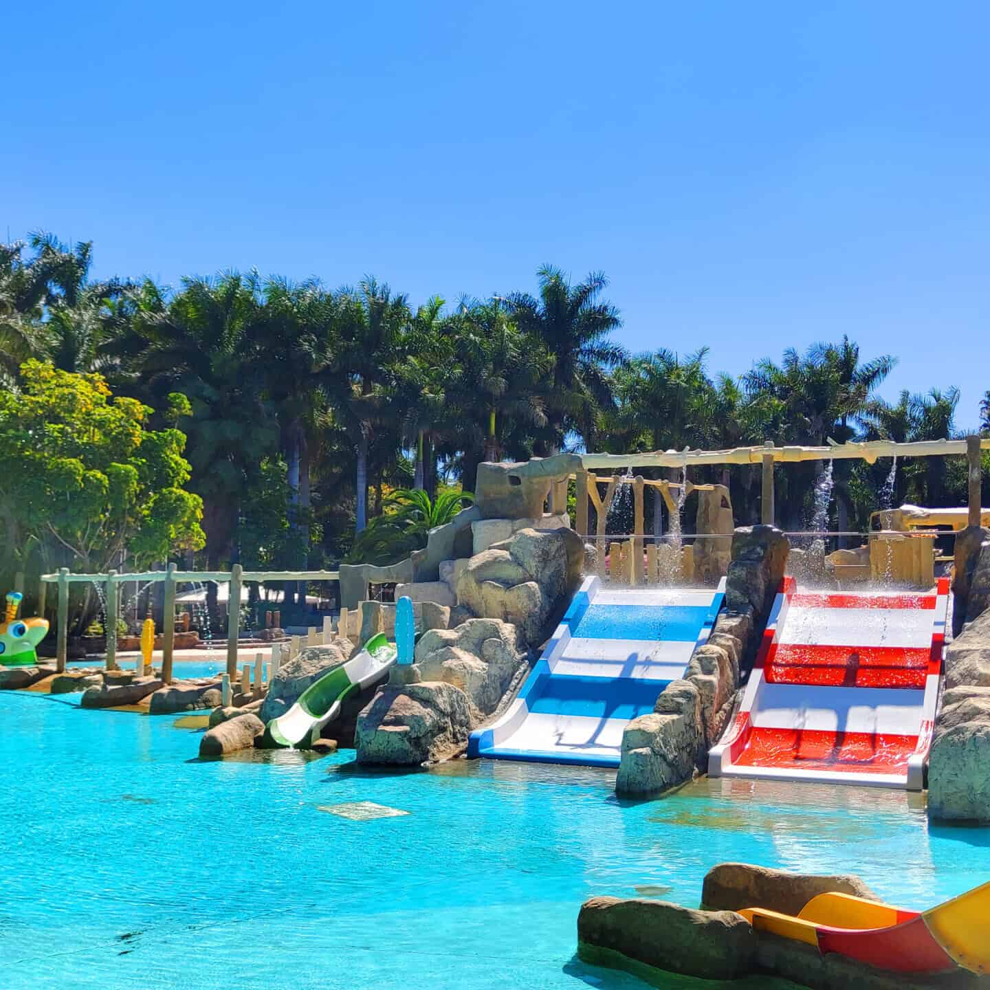 Diversión en el parque acuático con toboganes y piscinas en Guanajuato.