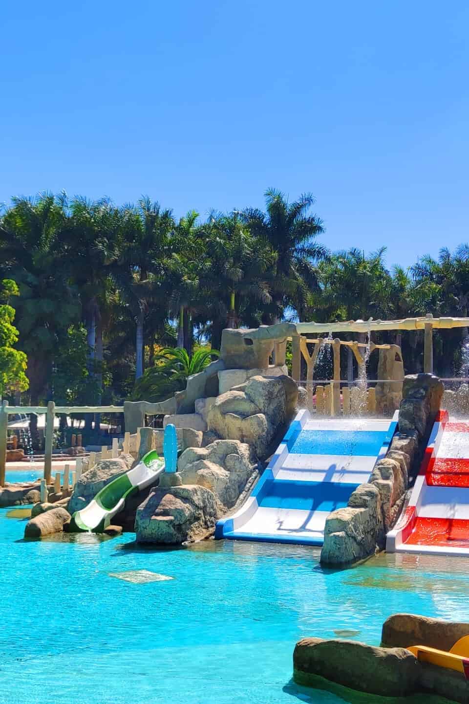 Diversión en el parque acuático con toboganes y piscinas en Guanajuato.