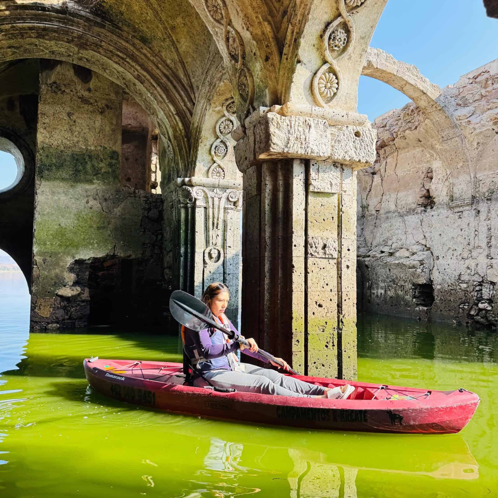 Persona en kayak explorando ruinas históricas en Guanajuato.